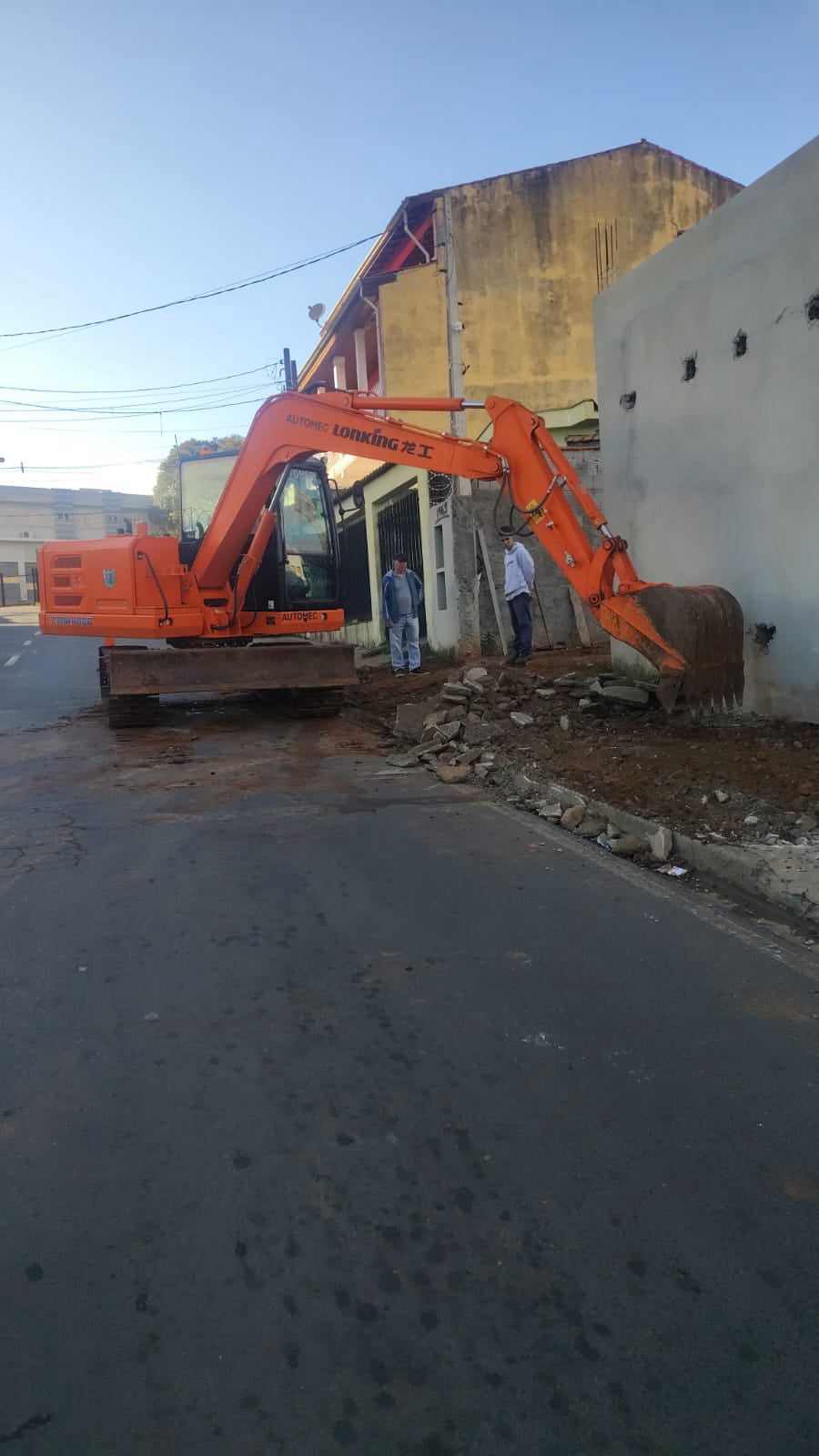 empresa de terraplenagem, limpeza de terrenos, perfuração de brocas, baldrames, demolição