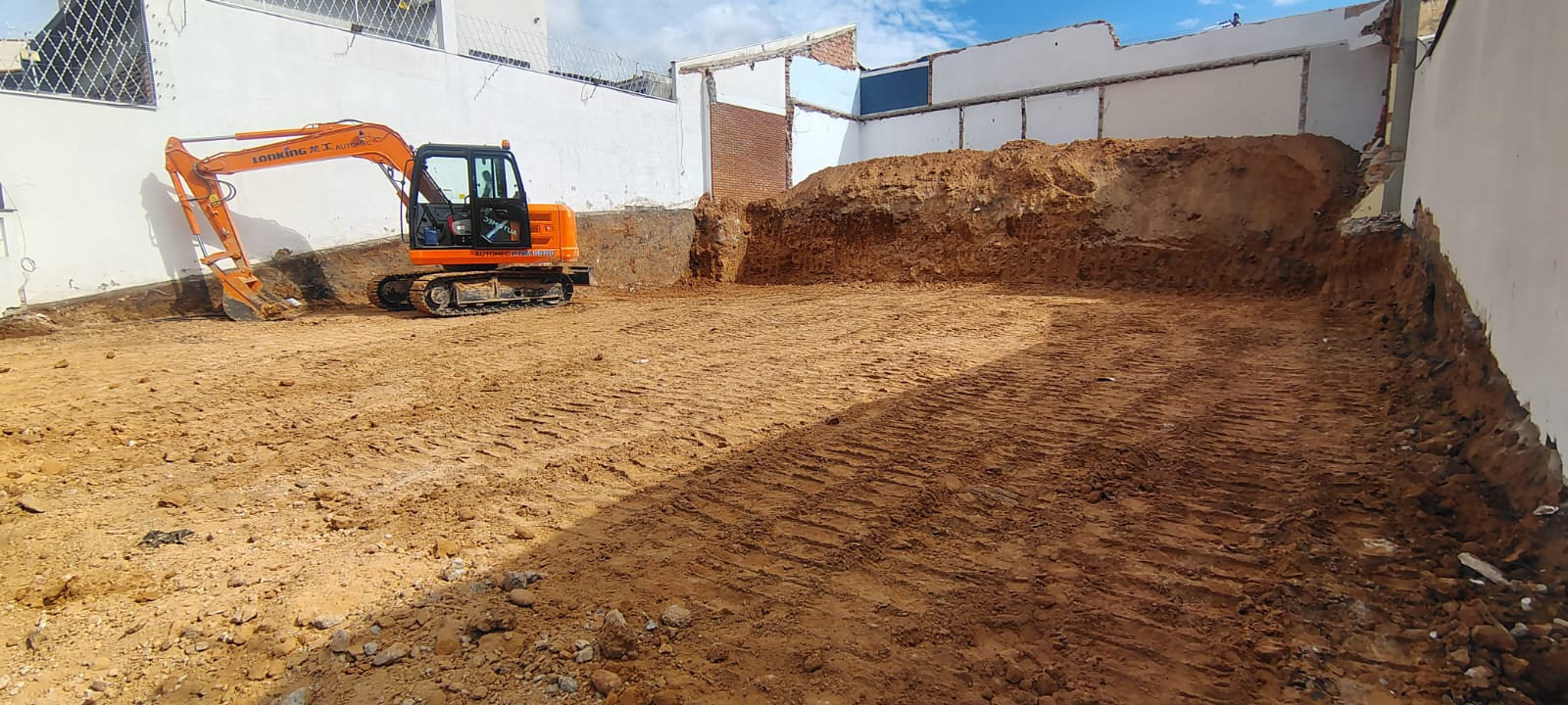 empresa de terraplenagem, limpeza de terrenos, perfuração de brocas, baldrames, demolição
