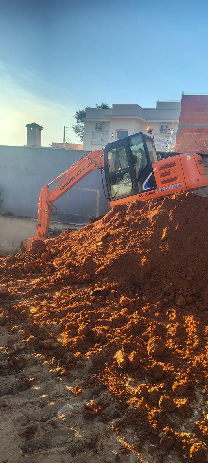 empresa de terraplenagem, limpeza de terrenos, perfuração de brocas, baldrames, demolição